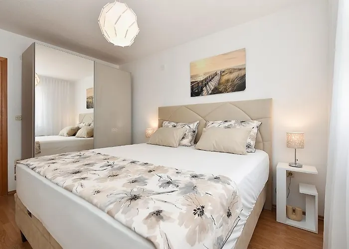 2207 Апартаменти Пула